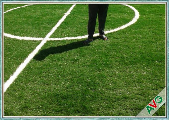 Grama sintética artificial do campo de jogos macio Unfading do futebol da textura para o terreno 0